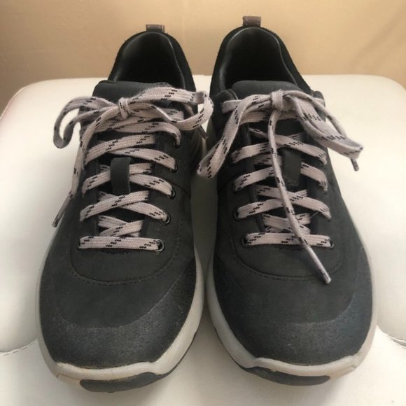 Clarks Shoes - Clarks - Wave Walk - Size 5.5  Waterproof